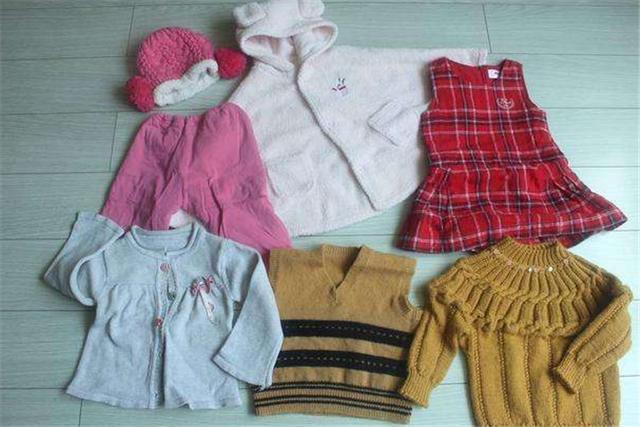 親戚家孩子“沒(méi)穿幾次的舊衣服”，別都給孩子用！衣服雖好，也有隱患